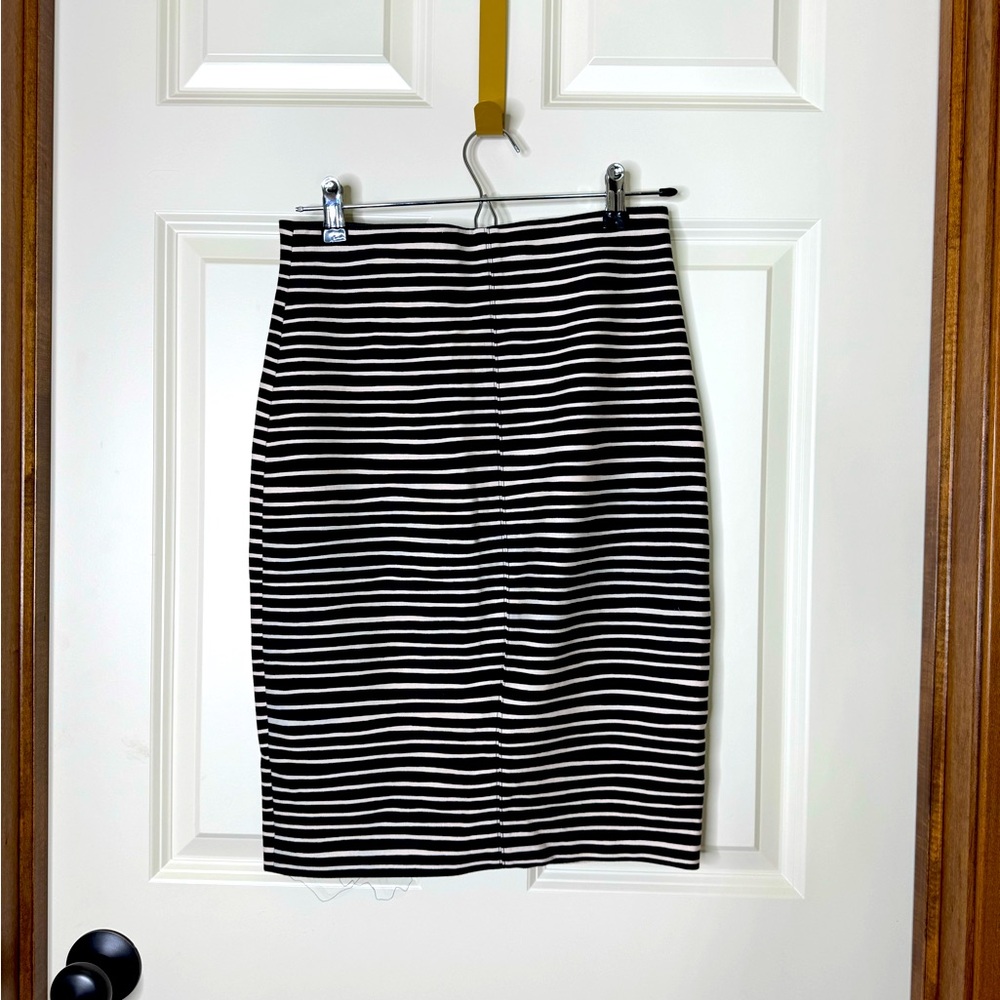Loft Black and White Bodycon Stretch Skirt in XXS barely worn